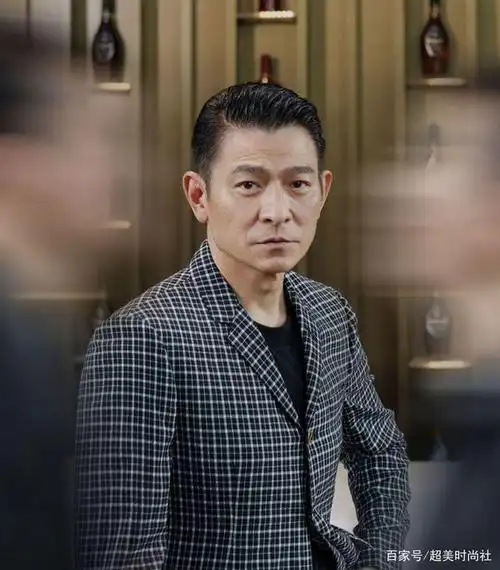 虽然刘德华已经接近60岁了,而且面容已经有了明显的衰老痕迹,但是他并