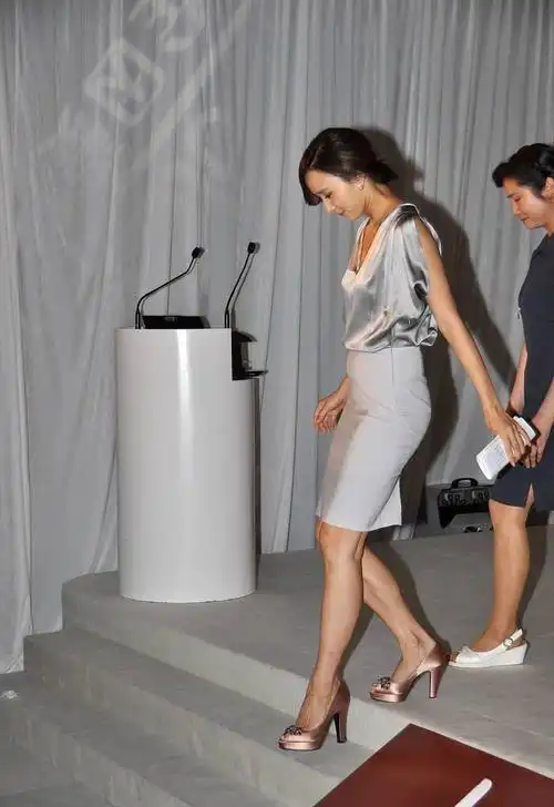 胡静真的是气质美人,穿的衣服和睡衣一样肥大,看着也很贵气