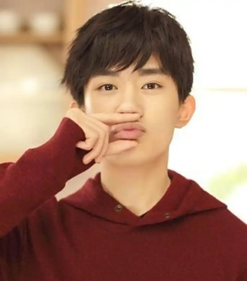 易烊千玺挑染白发太酷炫,藏不住的伤口让粉丝心疼不已?