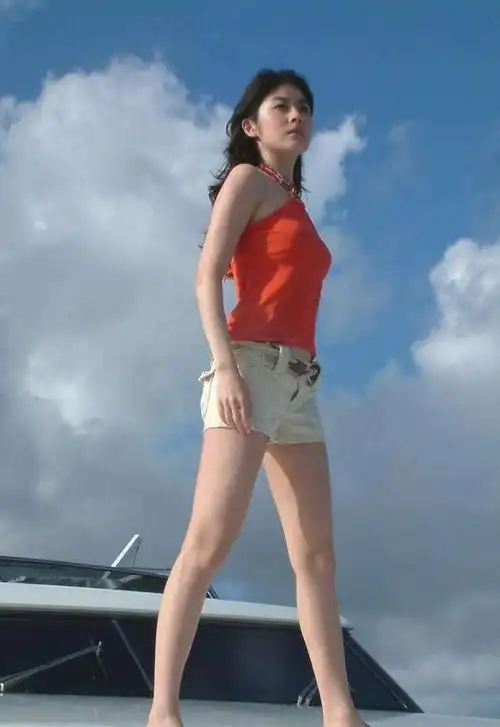 48岁陈慧琳罕见现身,全身名牌贵气十足,皮肤状态让人不敢相信