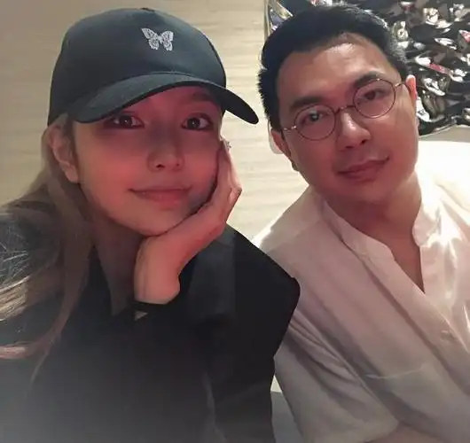 周扬青和神秘男子吃饭男方多金却有缘无分蝴蝶图案意有所指