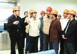 8日,市委副书记,市长乃依木·亚森(左一),市委常委,常务副市长张鸿(左