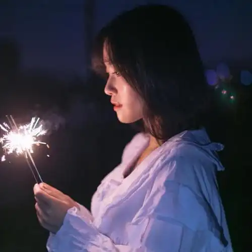 伤感寂寞孤独烟花女生头像图片