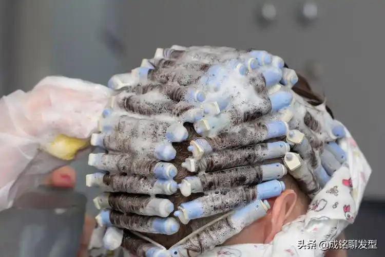 一次性卷发多少钱(天天用电卷棒做卷发和用药水烫卷发) - 价格百科