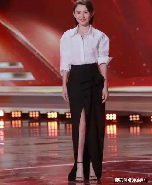 这一次盛典,热依扎开叉上场,唐嫣大浓妆,我却被33岁的她惊艳了_赵昕