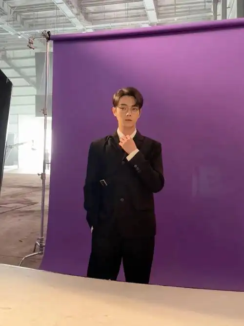 许凯广告拍摄全黑造型鲨我