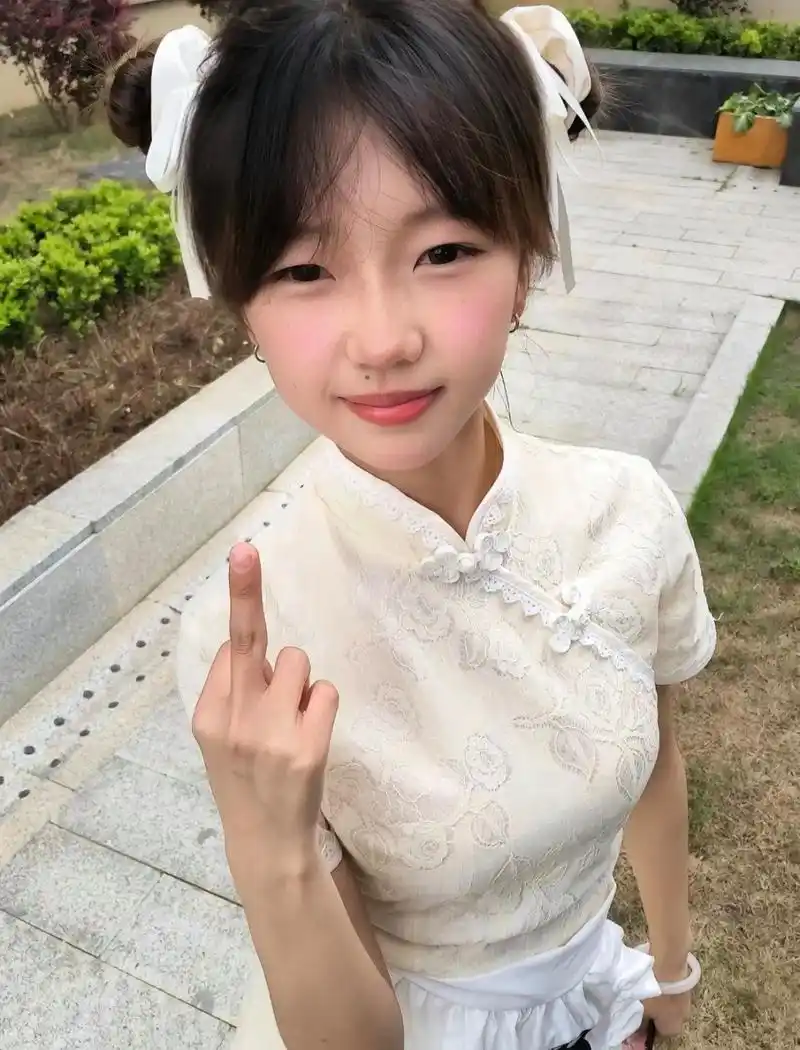 嘴角上的美人痣好看吗?