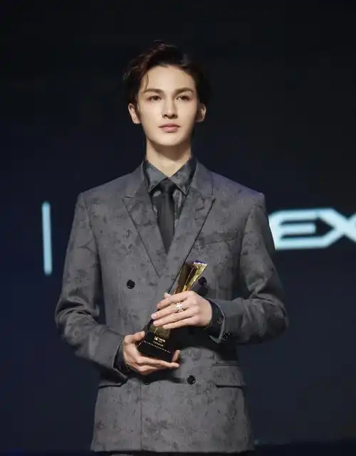 身高183cm的朱正廷,不仅颜值高,而且很会穿!造型变化多样