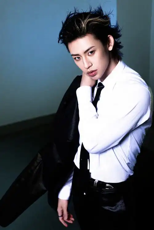 小鬼王琳凯超话光影穿梭,于率性中窥见不羁态度.突然!