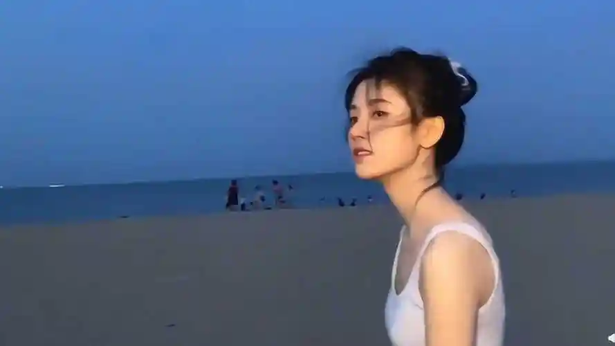 鞠婧祎海滩漫步,秀发倾泻如墨,容貌沉鱼落雁真的太完美了