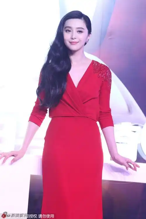 范冰冰红色v领裙性感 小腹微微隆起