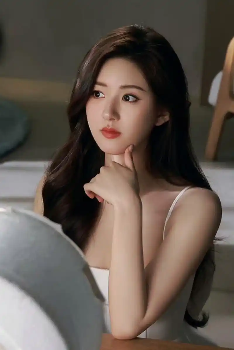 赵露思在片场拍摄,穿着白色礼服长发及腰,脸部状态无可挑剔,她新换的