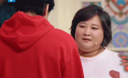 "贾玲试探着提出:"那我请你……哈啤酒?