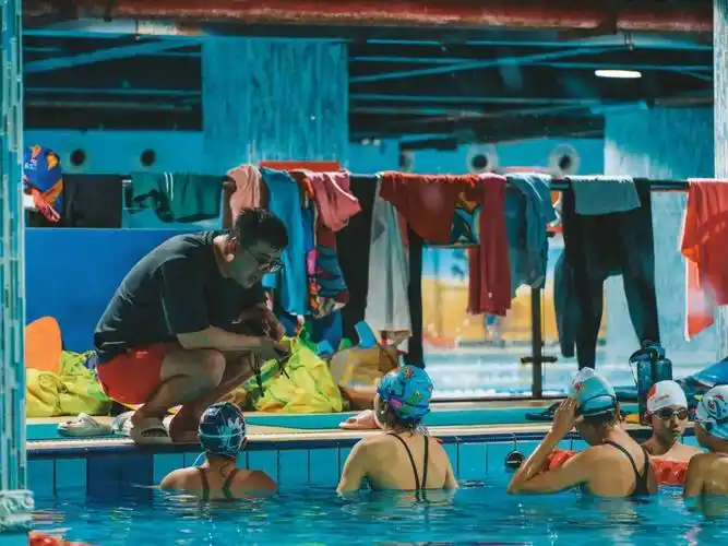 游泳教练洛垚家与他的龙之队