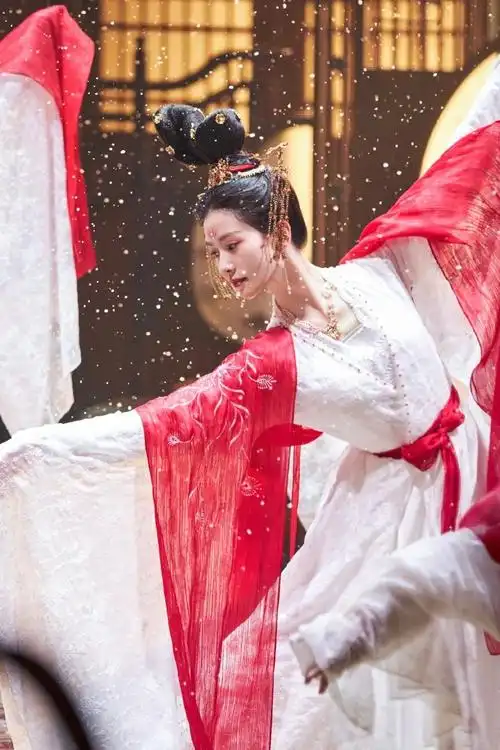 任如意素手扶红扇真的被《#一念关山#》刘诗诗任如意跳舞谜亖,素手扶