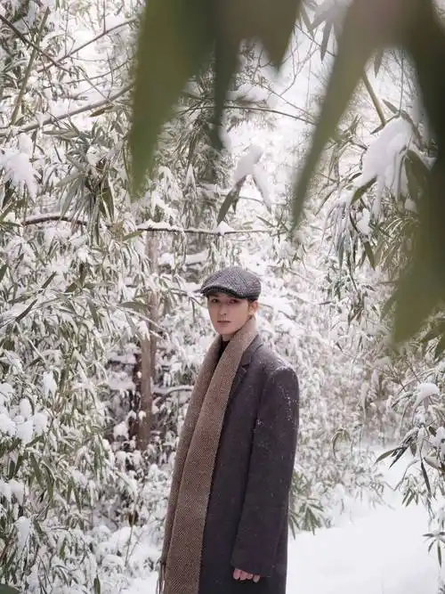 朱正廷穿大衣复古感满满立于雪中化身冬日男友