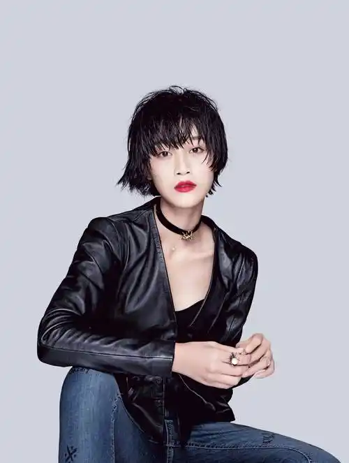 "浣碧"蓝盈莹爆近照,深v大开秀事业线,一字锁骨过于抢镜_妈妈_视频