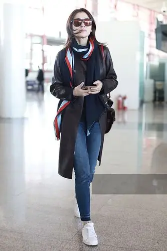 梅婷穿咖啡色皮大衣搭配牛仔裤现身 肩背单反相机变文艺女青年