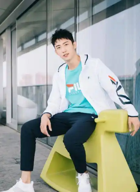 原创黄景瑜终于发自拍剃寸头难掩180斤的脸颜值跌落神坛