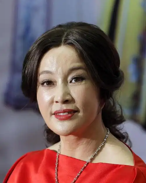 不老女神生图曝出:刘晓庆左右脸不对称,王艳撞脸贾玲,太真实了