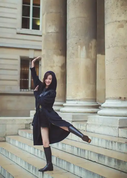 想谈恋爱了?赵丽颖晒巴黎街头美照 发文表白:我的爱