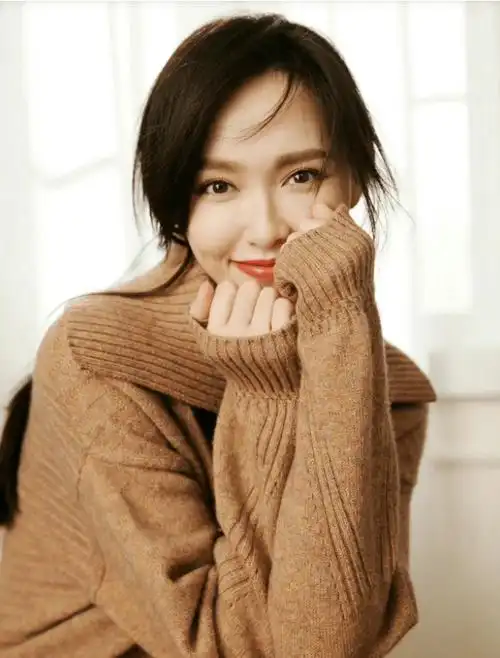 39岁唐嫣"卫衣"搭配示范:秋冬,卫衣时尚,女神范儿十足.