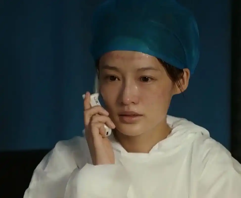 李沁纯素颜出镜,演技炸裂且有感染力,有网友说"不像那家只能靠磨皮