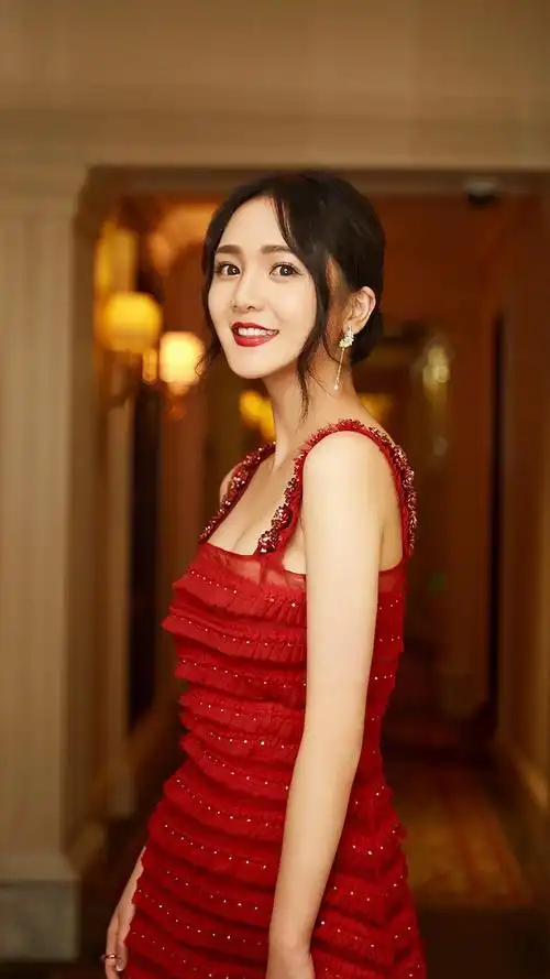 靳梦佳性感红裙迷人写真