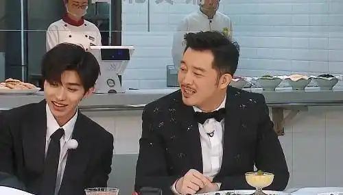 蔡徐坤在《跑男》太拘谨,想搭李晨肩膀发现不熟,救场行为太可爱_节目