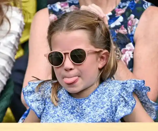 想看又不敢看,鼓嘴生气,cool girl手指交叉祈祷04而夏洛特的表情是