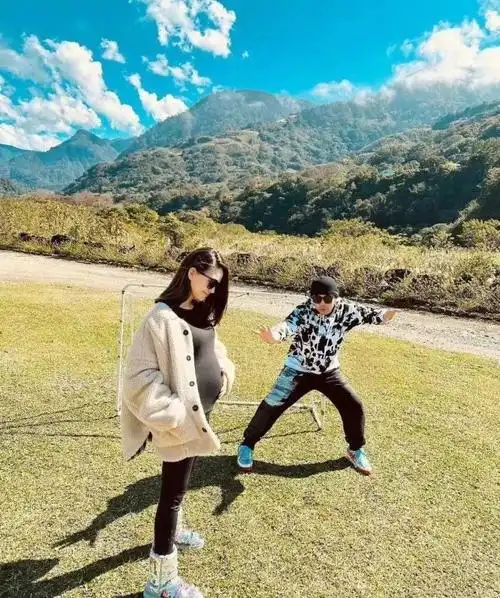 昆凌的肚子都这么大了首晒自拍美照挺大肚凹时尚造型67没67翻车