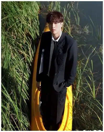 27日,智族gq更新张艺兴相关一则:"《智族gq》2021年6月刊正式封面