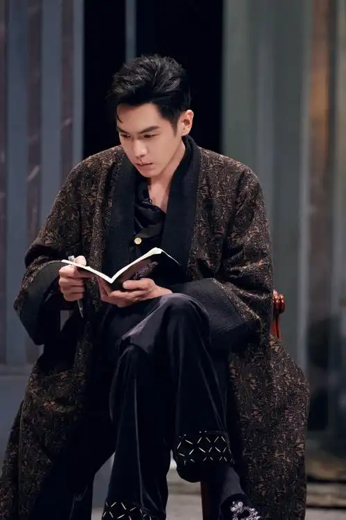 张若昀大侦探暗纹长袍造型剧照##张若昀大侦探长袍造型