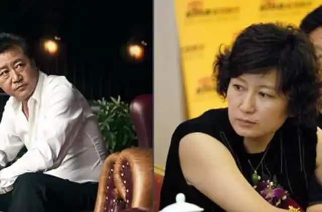 赵宝刚妻子真不像63年的人,碎花上衣穿得挺清新,一看就是女强人