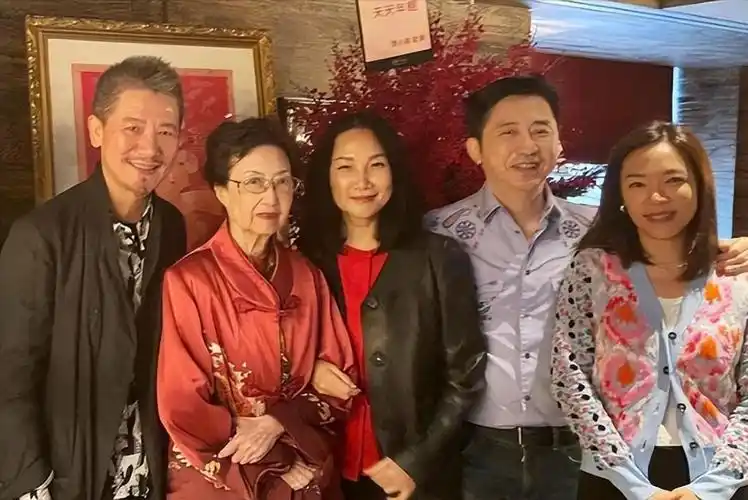 庾澄庆|庾澄庆再婚6年首度公开秀恩爱,跟老婆张嘉欣甜蜜搂抱对唱情歌