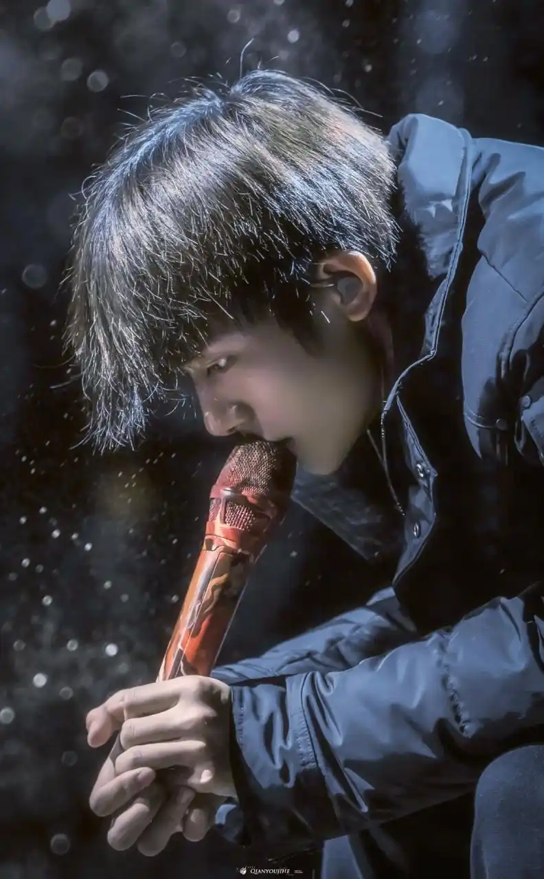 易烊千玺##易烊千玺怼脸侧颜照#来自易烊千玺的侧脸杀,五官太优越了