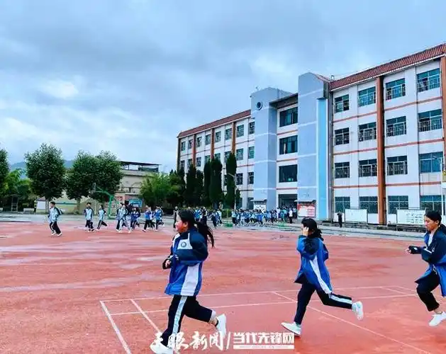 珍爱生命 警钟长鸣:贵定一中开展防震减灾疏散演练