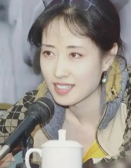 年轻时刘敏涛的照片,皮肤白皙五官精致,给人的感觉和马伊琍神似