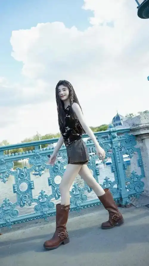 鞠婧祎厉害了穿一分裙还要再穿双长靴显得腿又细又长