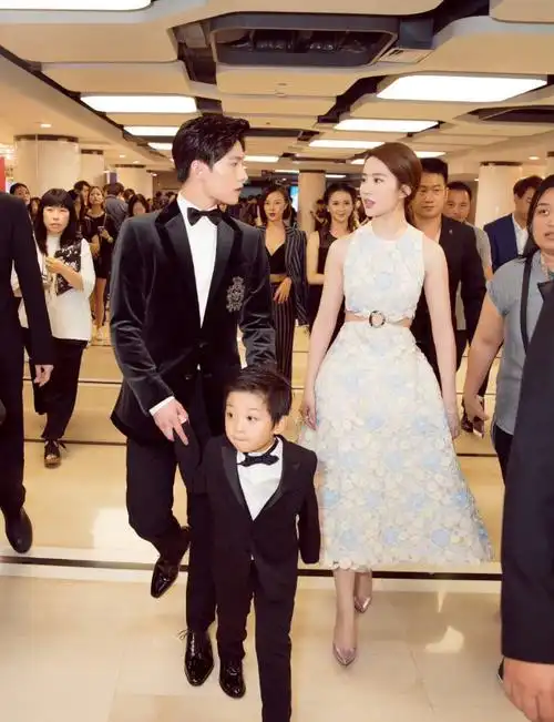 时尚资讯##杨洋刘亦菲合照2015年vs2023年