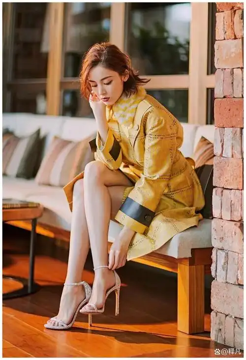 娜扎秋日写真大秀曼妙身材!她肤白貌美大长腿性感撩人