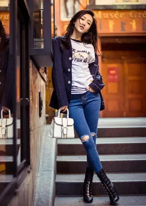 腿细给了王鸥太多自信,穿的牛仔裤破洞太夸张,一般人可不敢尝试_时尚