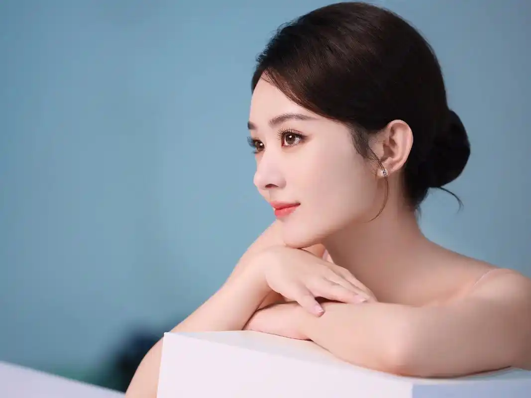 赵丽颖的一组美照曝光,她低挽长发,身穿紫色吊带裙露出香肩,妆 - 抖音