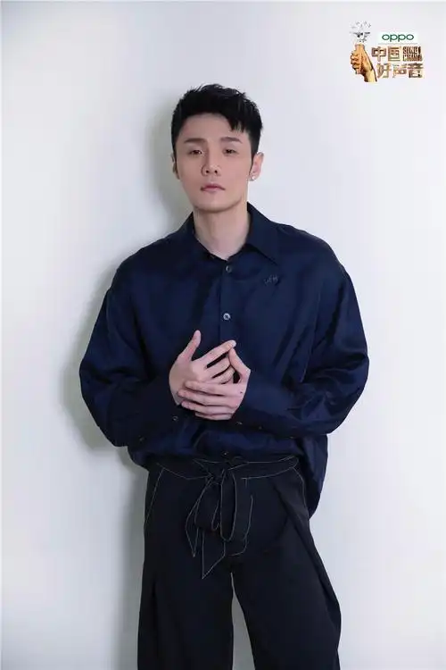 李荣浩,他能代表年轻人的态度吗史上最年轻导师上线,随着最后踩点儿进