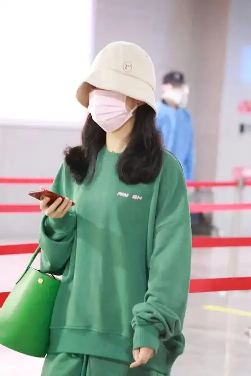 赵丽颖现身义乌高铁站穿绿色套装戴渔夫帽清新怡人