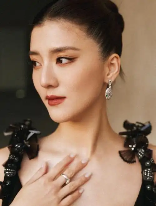 吴千语晒海边度假照,将自己晒得好黑,还大方展示满脸雀斑超真实