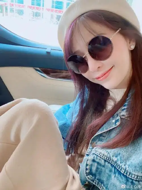 甜心教主王心凌晒自拍扎马尾清纯甜美