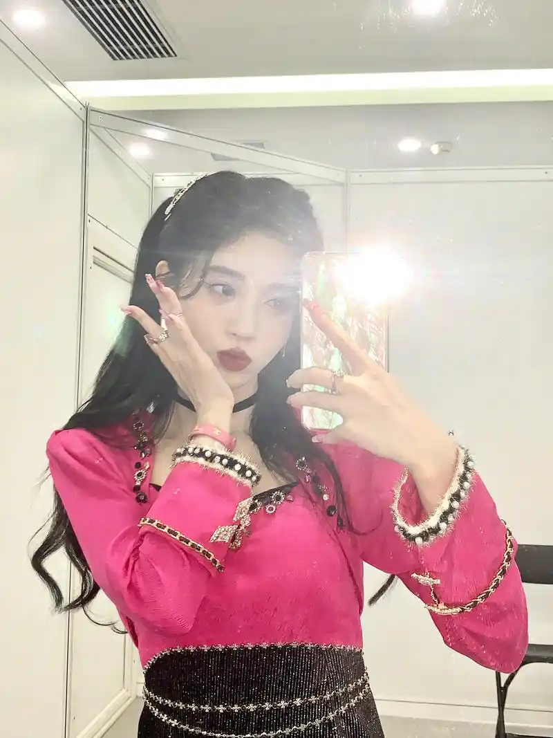 鞠婧祎晒春日自拍,赛博眼镜好吸睛