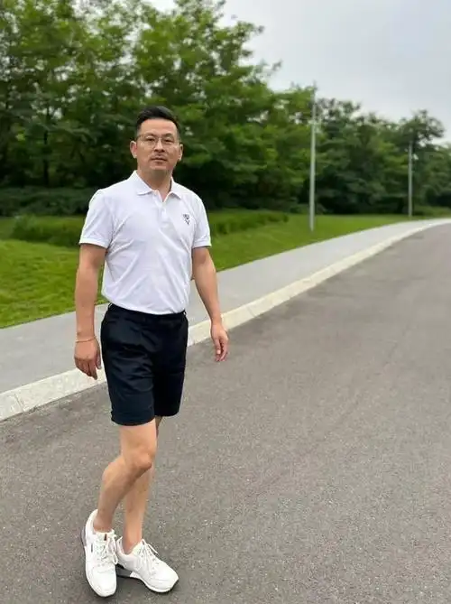 中年男人少穿polo衫,多穿圆领t恤更洋气减龄,看46岁靳东就知道