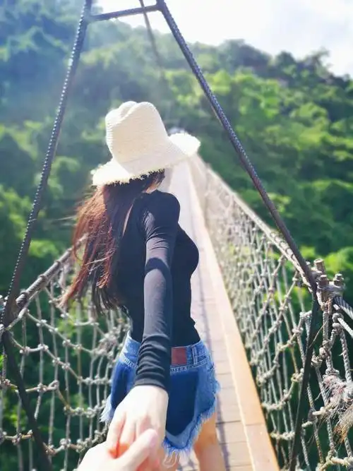 张馨予男友视角牵手照要宣布恋情了吗